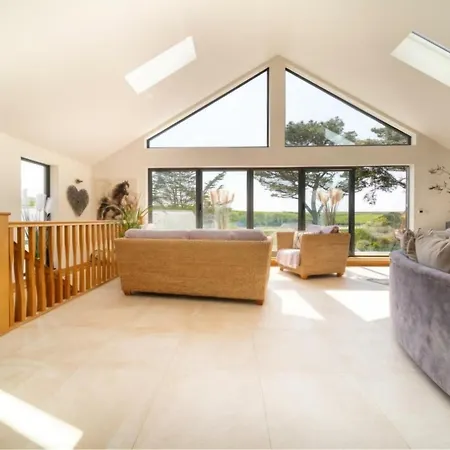 Cornwall Sunray Palm - Gannel River Views, Close To Boating Lake, Pentire & Fistral Beach, Newquay Centre, Private Location New Quay